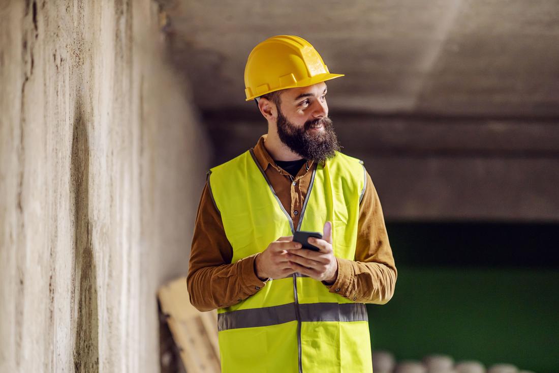 Le chef de chantier suit l'avancement sur son téléphone