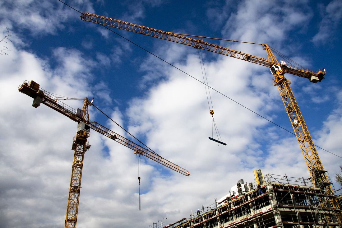 Photo d’un chantier avec grues et bâtiment en construction
